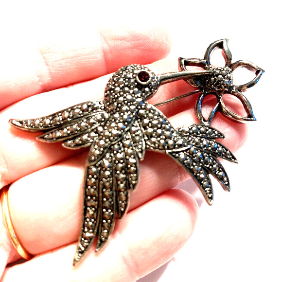 Vintage AVON Brooch Textured Silver Metal Marcasite Look Hummingbird Bird Pin - Picture 3 of 6